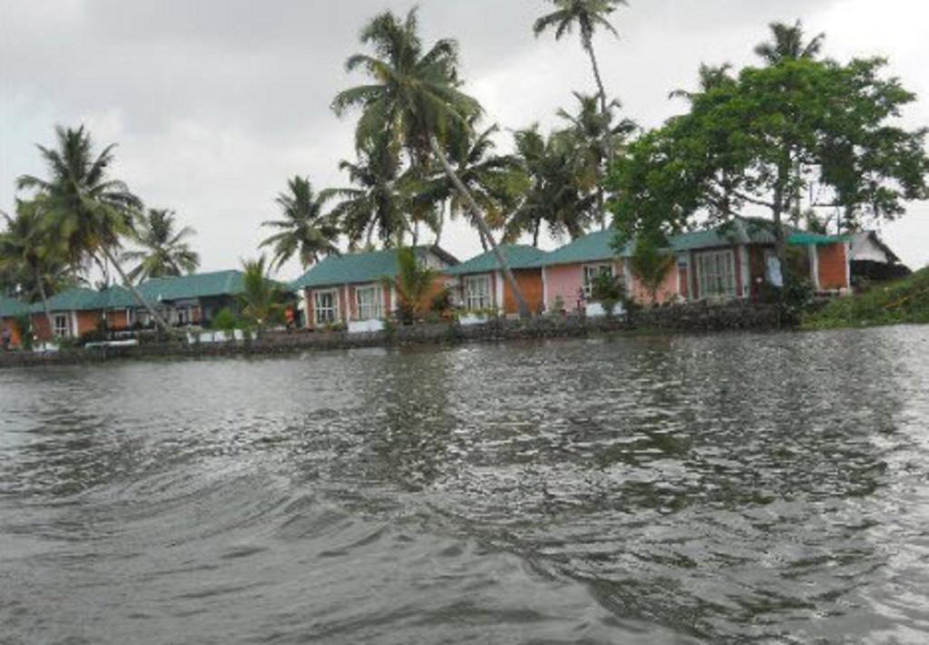Riverine Resort Alappuzha Екстериор снимка